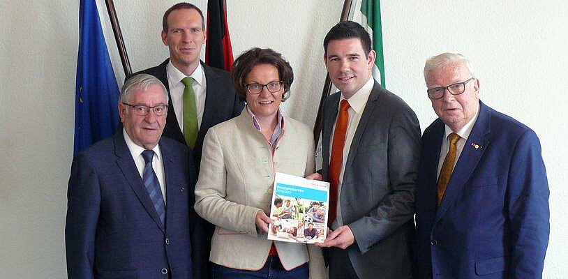 Antrittsbesuch: Die Spitzenvertreter von Haus & Grund Rheinland haben der neuen Bauministerin erste Informationen mitgebracht – in Form des Geschäftsberichts von Haus & Grund Rheinland (v.r.: Prof. Dr. Peter Rasche, Vorsitzender Haus & Grund Rheinland; Erik Uwe Amaya, Verbandsdirektor Haus & Grund Rheinland; Ina Scharrenbach, Ministerin für Heimat, Kommunales, Bau und Gleichstellung; Dr. Jan Heinisch, Staatssekretär im Ministerium für Heimat, Kommunales, Bau und Gleichstellung; Klaus-Dieter Stallmann, Vorsitzender Haus & Grund Ruhr). Foto: © Land NRW / A. Stegger