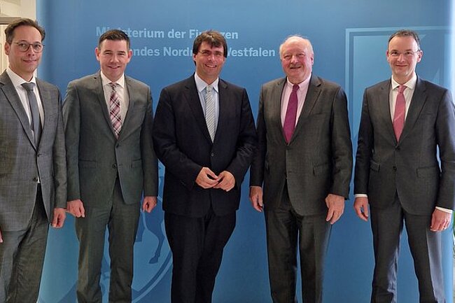 Konstruktiver Austausch im Finanzministerium (v.l.): Dr. Johann Werner Fliescher, Erik Uwe Amaya, Minister Dr. Marcus Optendrenk, Konrad Adenauer, Ministerialdirigent Dr. Winfred Bernhard.