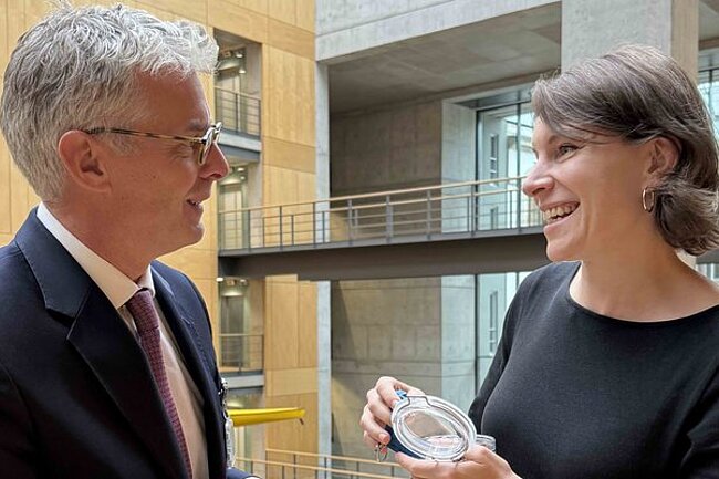 Zum Tag des Wohnens: Dr. Kai Warnecke, Präsident von Haus & Grund Deutschland, überreicht Emmi Zeulner (CSU) symbolisch eine Dose mit Baumaterialien. Zeulner ist Mitglied im Bundestagsausschuss für Wohnen, Stadtentwicklung, Bauwesen und Kommunen.